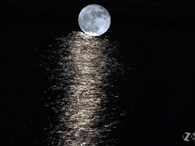你能写一首有关月亮的古诗吗